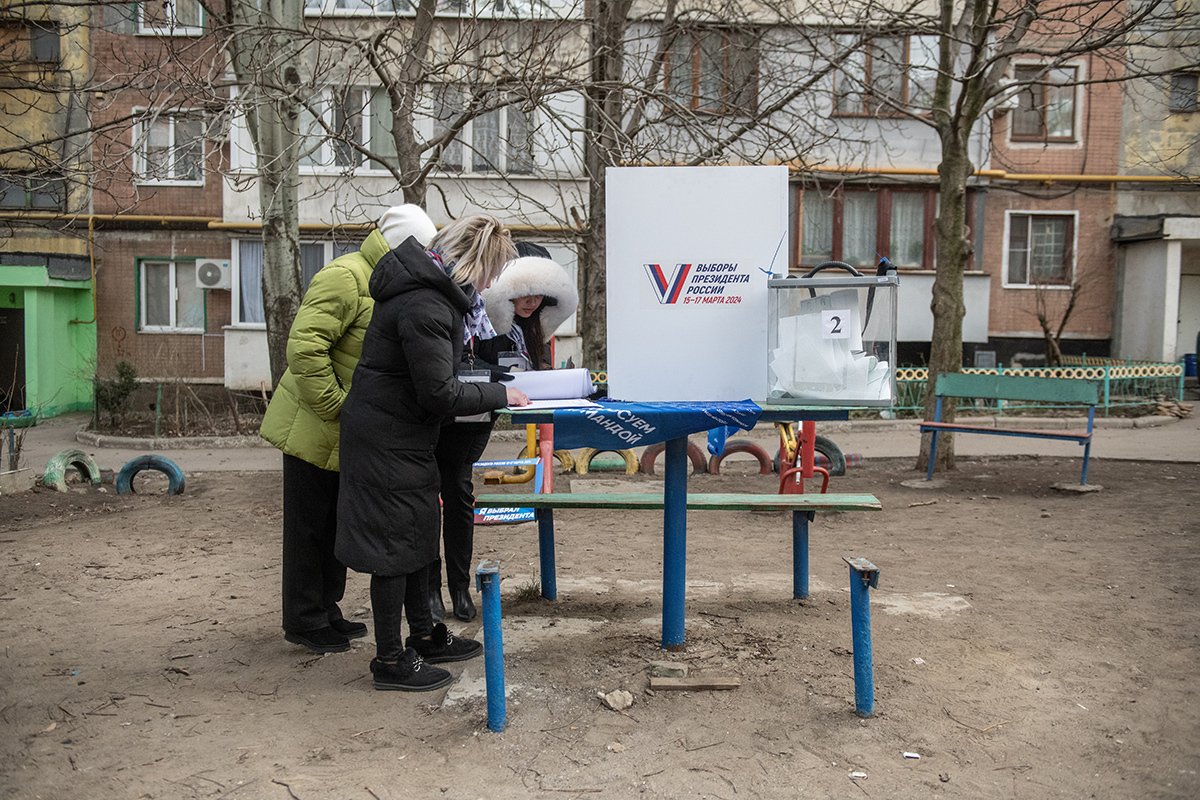 Досрочное голосование на улице в Донецке, Украина, 13 марта 2024 года. Фото: Stringer / EPA-EFE