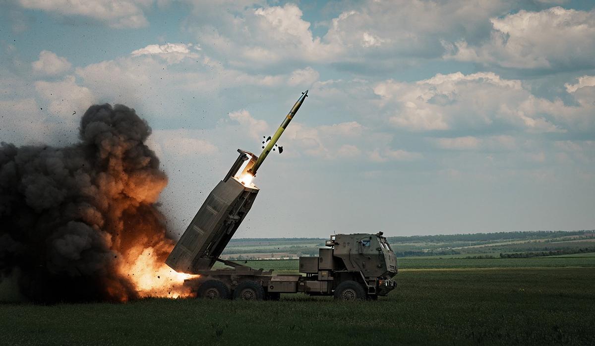 Пуск ракеты M142 HIMARS на Бахмутском направлении в Донецкой области 18 мая 2023 года. Фото: Сергей Михальчук / Global Images Ukraine / Getty Images