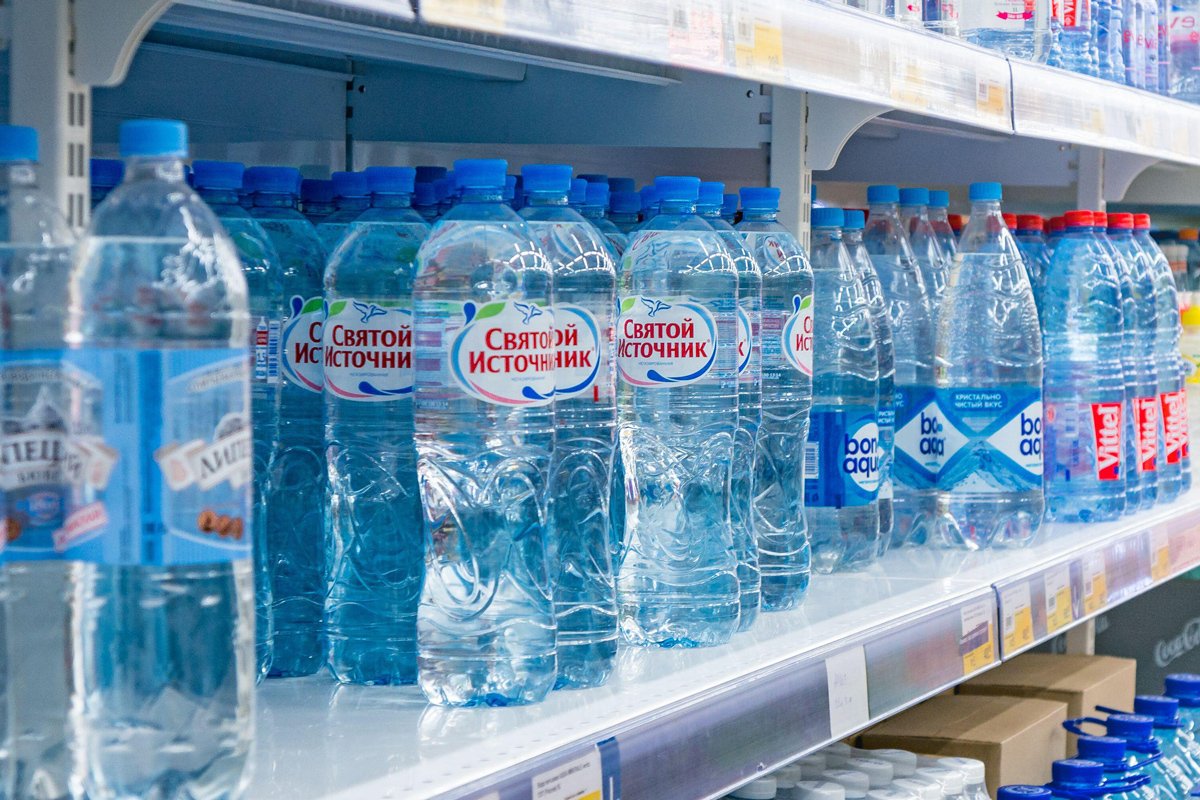 Минеральная вода на полке супермаркета в Москве, 12 марта 2018 года. Фото: Ruslan Gilmanshin / Alamy / Vida Press