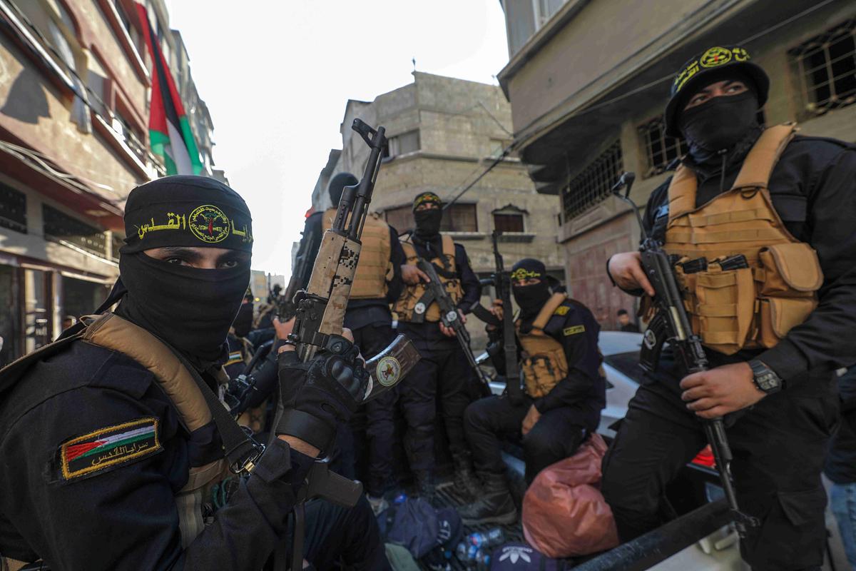 Бойцы вооруженного крыла движения «Палестинский исламский джихад» принимают участие в параде, посвященном первой годовщине столкновений между Газой и Израилем в августе 2022 года, 5 августа 2023 года. Фото: EPA-EFE / MOHAMMED SABER