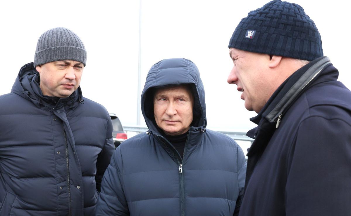 Владимир Путин, Марат Хуснуллин (справа) и Никита Храпов на Крымском мосту. Фото:  Сайт Президента России
