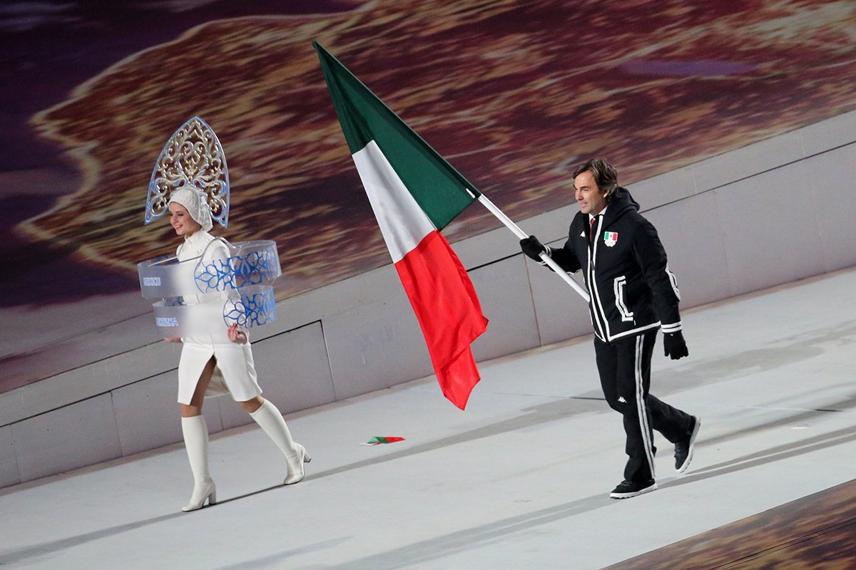 Хубертус фон Гогенлоэ несёт флаг во время церемонии открытия Олимпийских игр в Сочи, 7 февраля 2014 года. Фото: Michael Kappeler / EPA