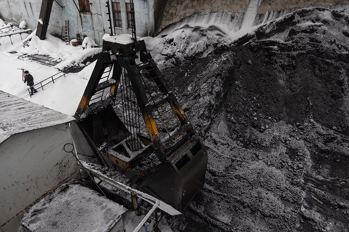 Ковш загружает уголь на Московском коксогазовом заводе в Видном под Москвой, 24 января 2022 года. Фото: Андрей Рудаков / Bloomberg / Getty Images