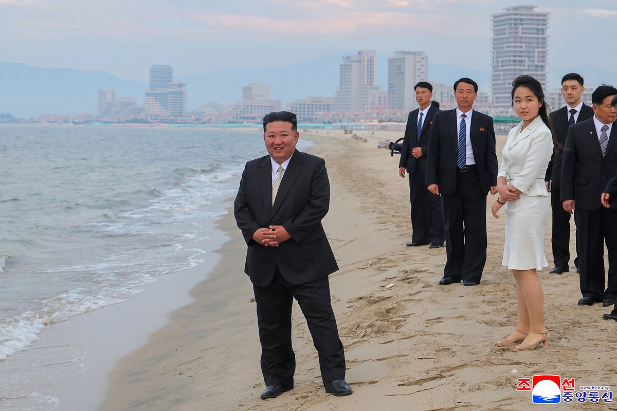 Ким Чен Ын и его дочь Ким Чжу Э (третья справа) на пляже во время церемонии открытия туристической зоны Вонсан-Калма, Северная Корея, 24 июня 2025 года. Фото: KCNA