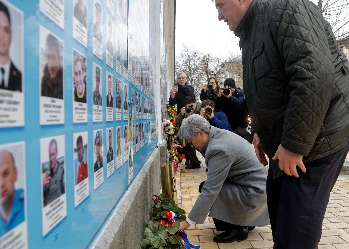 Australian Foreign Minister Penny Wong pays her respects at the Memory Wall of the Fallen Defenders of Ukraine, Kyiv, 18 December 2024. Photo: EPA-EFE/SERGEY DOLZHENKO