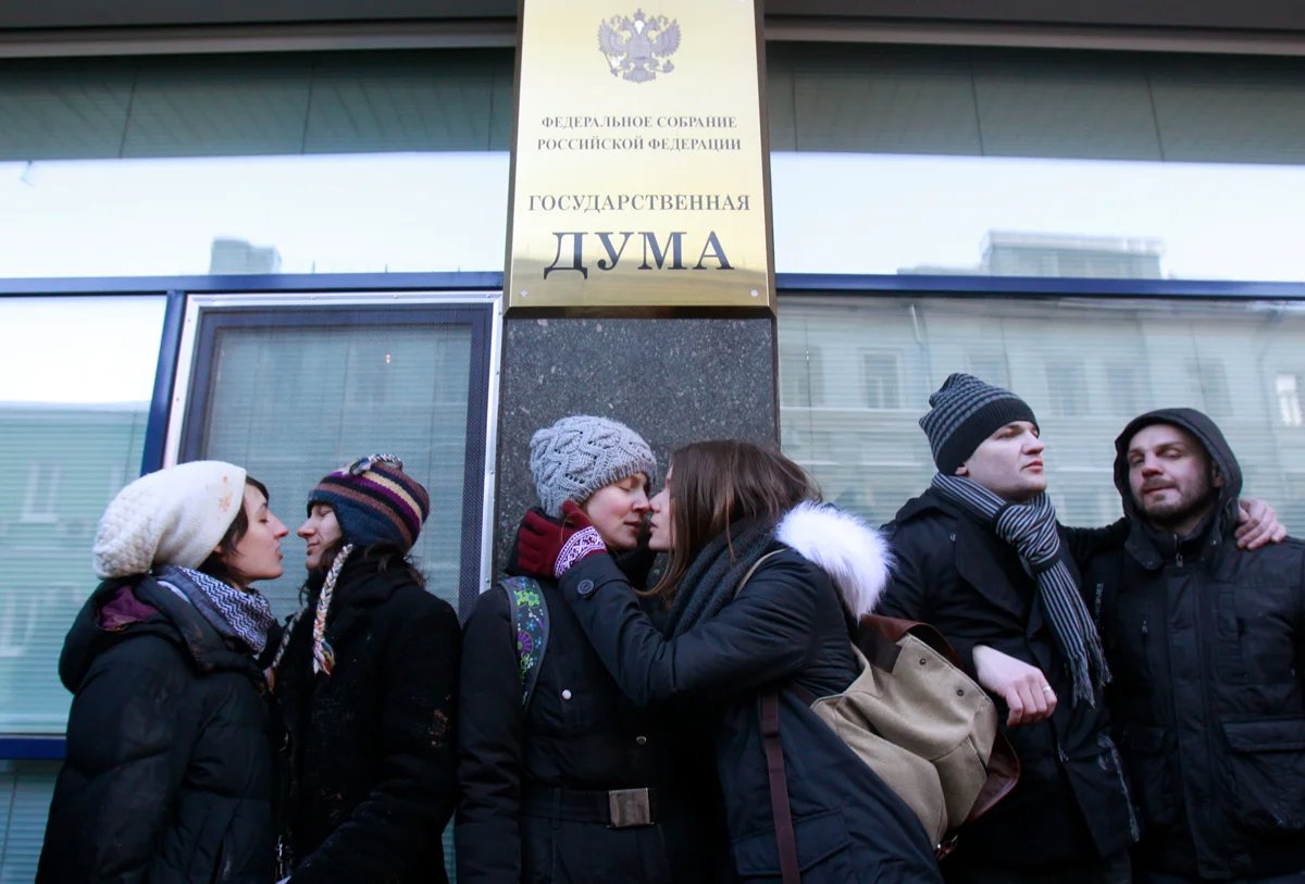 Opponents of the law banning “LGBT propaganda” kiss during a protest outside the State Duma building in Moscow, January 22, 2013. Sergey Karpukhin / Reuters / Scanpix / LETA