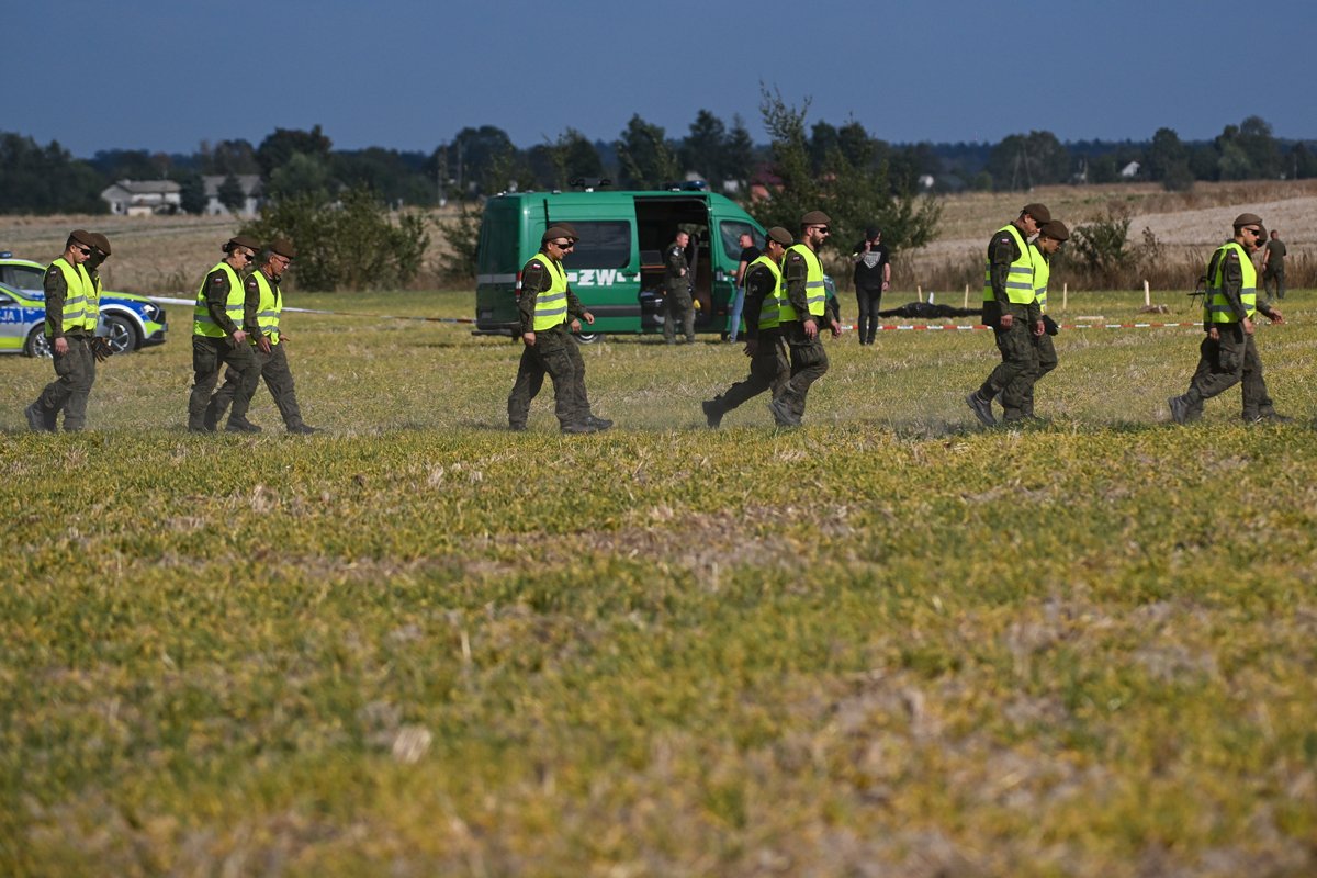 Сотрудники экстренных служб проводят поисковые работы на месте падения российского дрона в деревне Войынь, Польша, 10 сентября 2025 года. Фото: Wojtek Jargilo / EPA