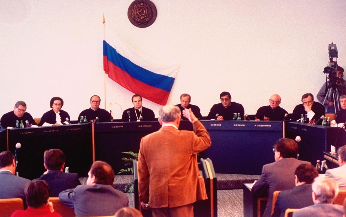 Валерий Зорькин (в центре) председательствует в Конституционном суде по делу о преследовании Коммунистической партии в сопровождении коллегии из 13 судей, 1992 год. Фото: Sergei Guneyev/Getty Images