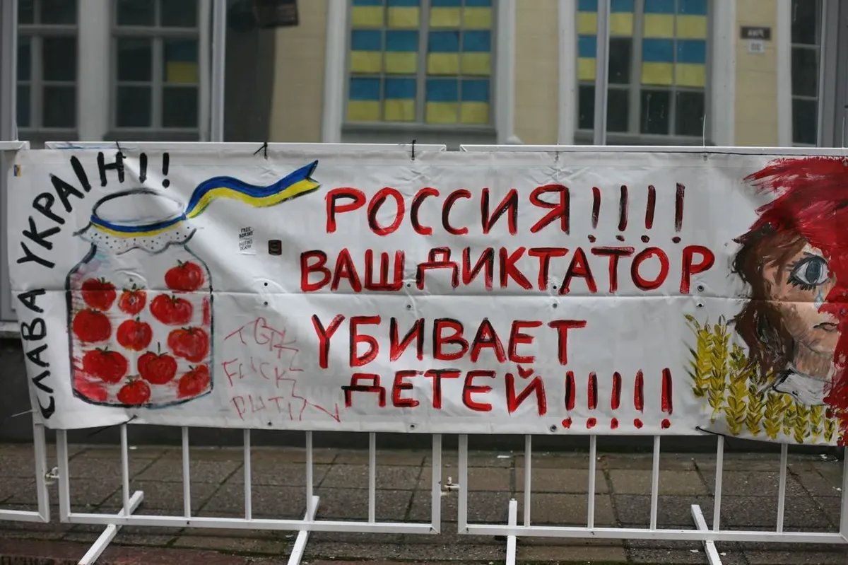 “Russia!!!! Your dictator kills children!!!!” written on a poster in front of the entrance to the Russian embassy in Tallinn. Photo sent by Novaya Europe subscribers