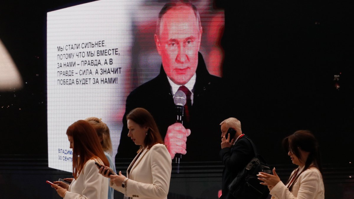 Большой экран с фотографией Путина на 27-м Петербургском международном экономическом форуме (ПМЭФ) в Санкт-Петербурге, 5 июня 2024 года. Фото: Анатолий Мальцев / EPA-EFE
