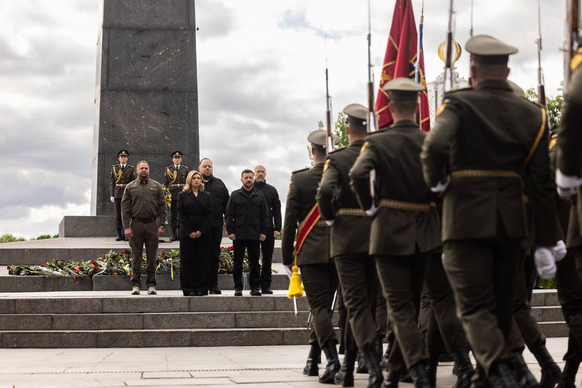 Официальная церемония возложения цветов у Могилы Неизвестного солдата в Парке Вечной Славы, Киев, Украина, 8 мая 2025 года. Фото: Владимир Зеленский /  Telegram