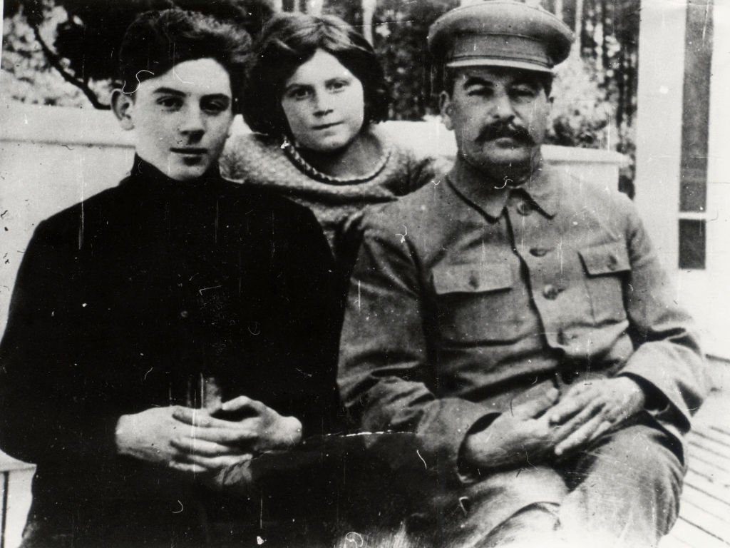 Иосиф Сталин с детьми Василием и Светланой, 1930-е годы. Фото: Fine Art Images / Heritage Images / Getty Images