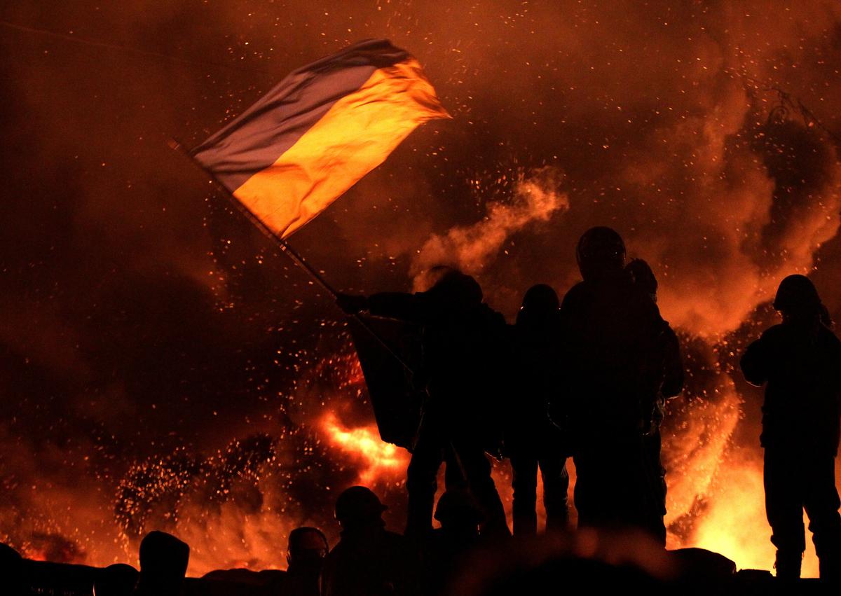 Protesters stand on a barricade as they clash with riot police during anti-Yanukovych protests in Kyiv, Ukraine, 25 January 2014. Photo: EPA/ZURAB KURTSIKIDZE