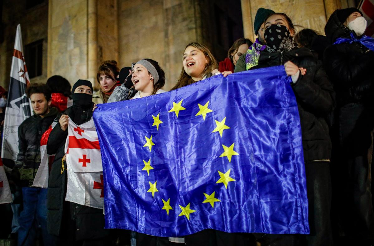 Anti-government protesters hold up an EU flag during a protest in front of Georgian Parliament in Tbilisi, Georgia, 30 November 2024. Photo: EPA / David Mdzinarishvili