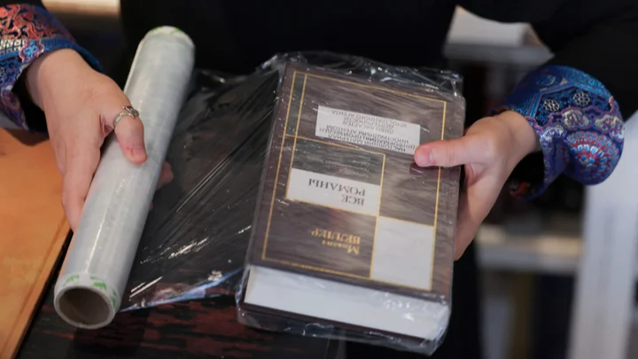 Безопасно ли покупать книгу автора-«иноагента»? Например, книгу Александра Баунова «Конец режима»?