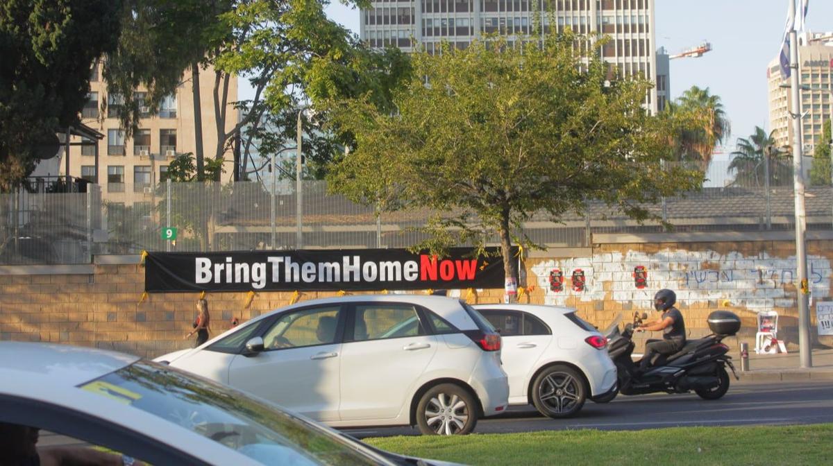 Надпись «Верните их [заложников] домой сейчас же» на одной из центральных улиц в Тель-Авиве. Фото: «Новая-Европа»