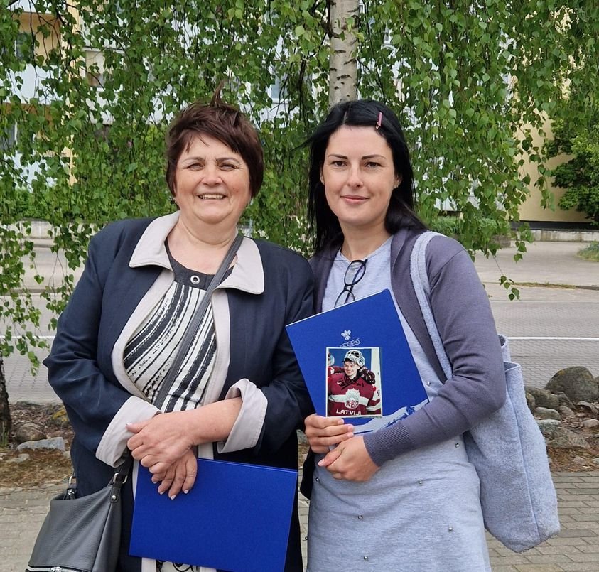 Активистка Ольга Петкевич (справа) и Ирина Шилова (слева), бабушка вратаря сборной Латвии по хоккею. Фото:  Facebook