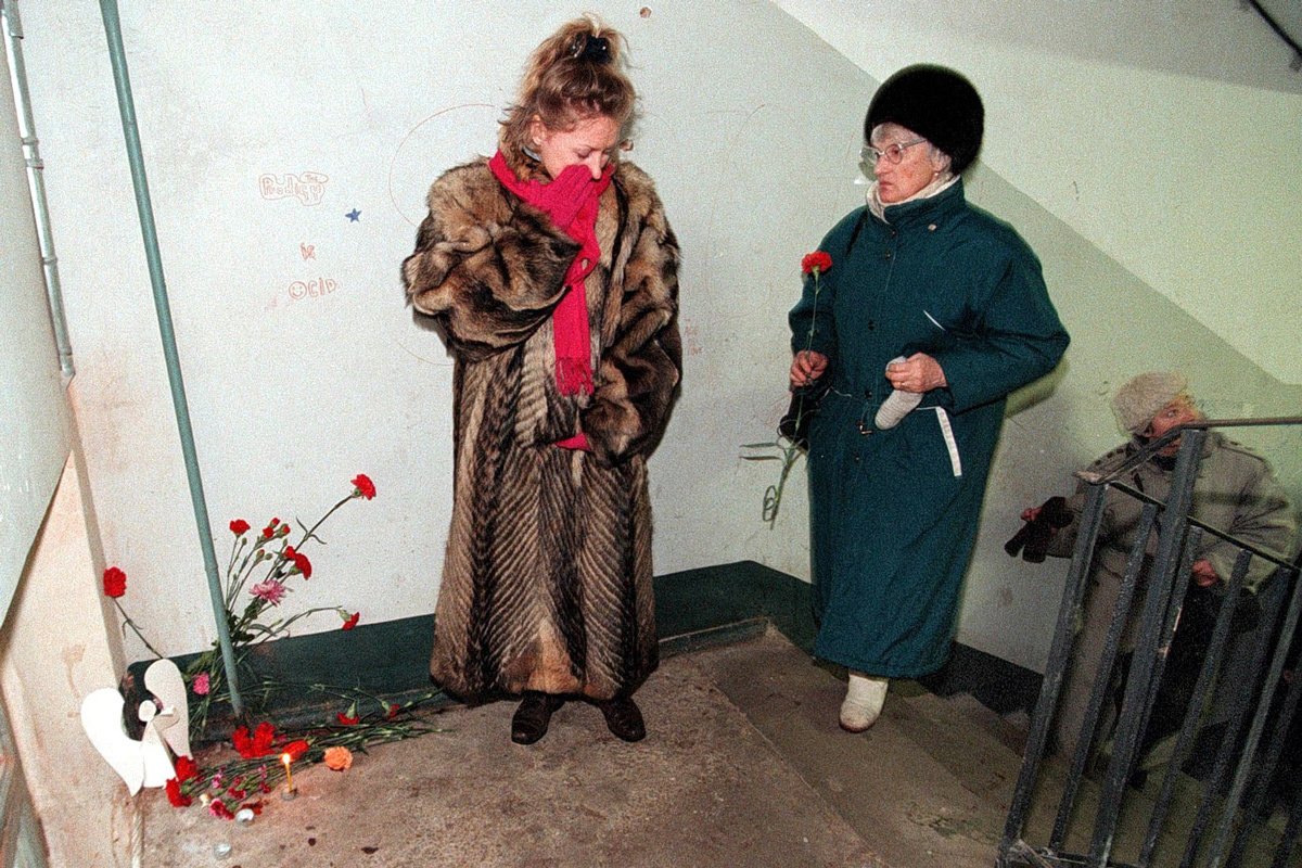 На лестничной площадке, где была убита Галина Старовойтова, 23 ноября 1998 года. Фото: Анатолий Мальцев / yk / cl / ow / EPA
