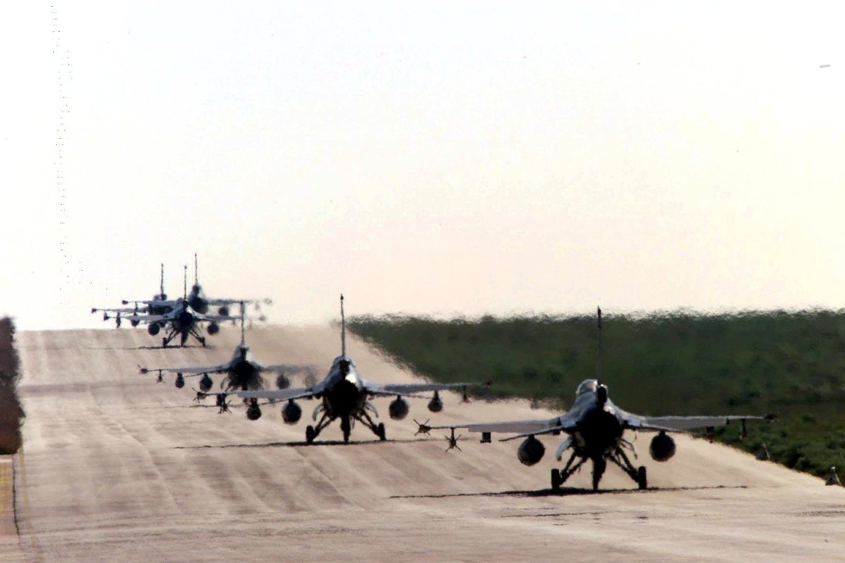 Голландские и бельгийские самолеты F-16 готовятся к взлету для воздушных налетов над Косово на итальянской авиабазе Амендола, 25 марта 1999 года. Фото: Marcel Antonisse / EPA
