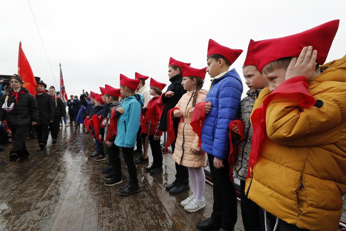 Члены Российского пионерского движения принимают участие в церемонии, организованной Коммунистической партией России. Фото: EPA-EFE / ANATOLY MALTSEV