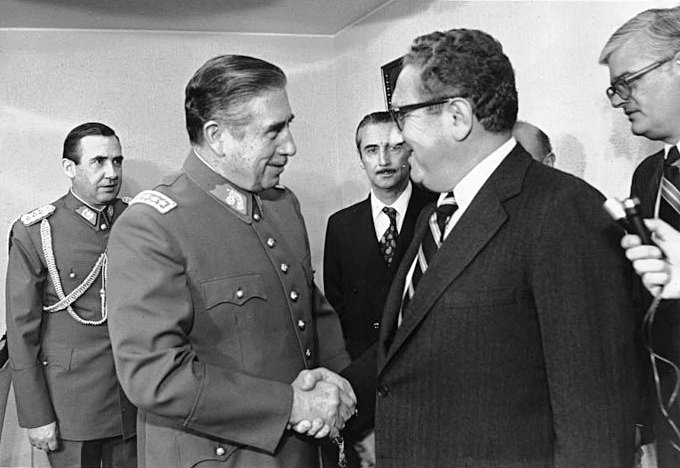 Аугусто Пиночет обменивается рукопожатием с госсекретарем США Генри Киссинджером в 1976 году. Фото:  Wikimedia Commons , CC BY 2.0