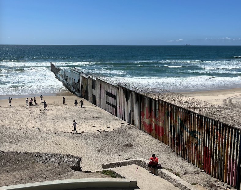 Граница с США на пляже Тихуаны. Фото: Елизавета Кирпанова / специально для «Новой газеты. Европа»
