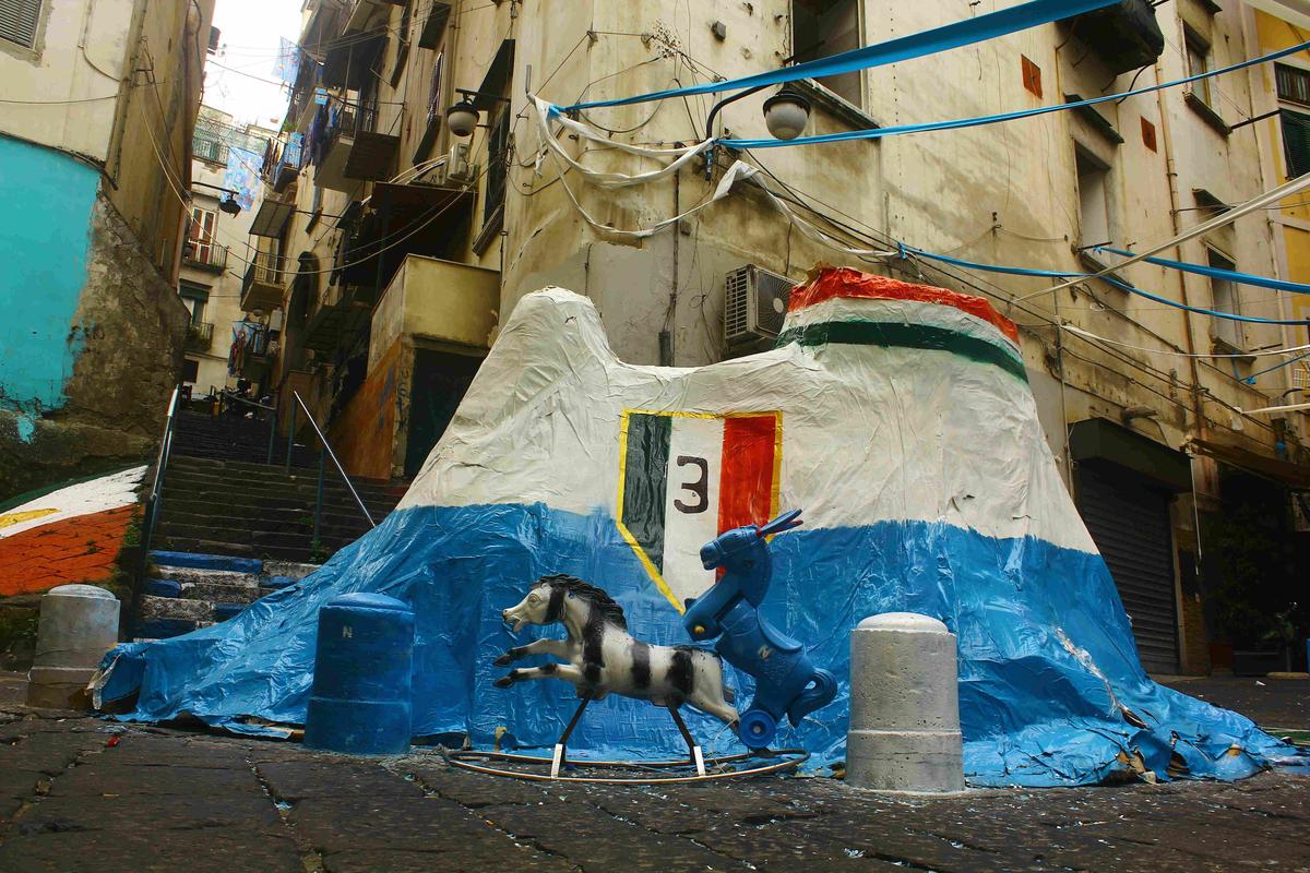 Уменьшенная версия Везувия, которую построили себе жители Испанского квартала в Неаполе. Фото: «Новая газета Европа»