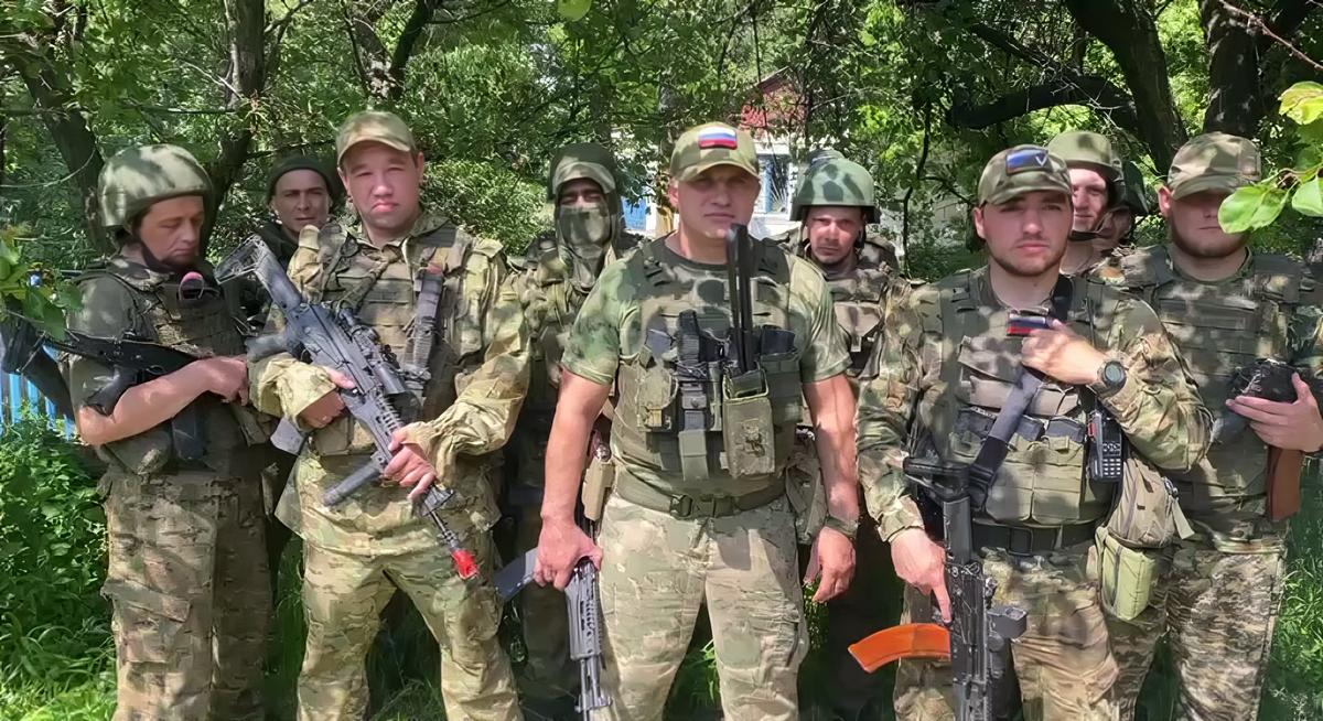 Командир штурмового отряда «Шторм Z» Алиетдин Махмудов (позывной Али) и его бойцы. Фото: скрин  видео