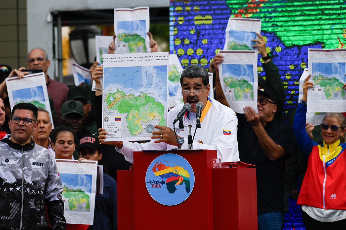 Президент Венесуэлы Николас Мадуро показывает национальную карту во время марша в поддержку позиции Венесуэлы в отношении спора о территории Эссекибо с Кооперативной Республикой Гайана в Каракасе, Венесуэла, 8 декабря 2023 года. Фото: Mariela Lopez / Anadolu / Getty Images
