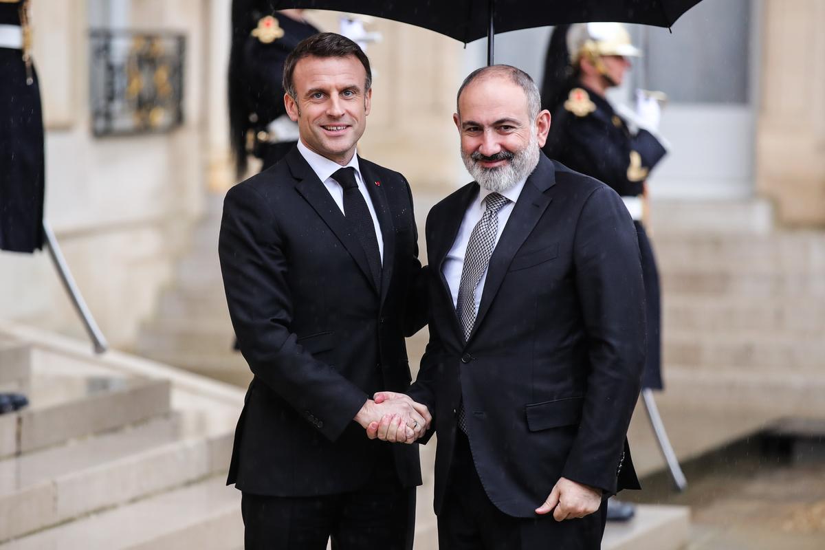 French President Emmanuel Macron greets Armenian Prime Minister Nikol Pashinyan at the Élysée Palace in Paris, 21 February 2024. Photo: EPA-EFE / TERESA SUAREZ