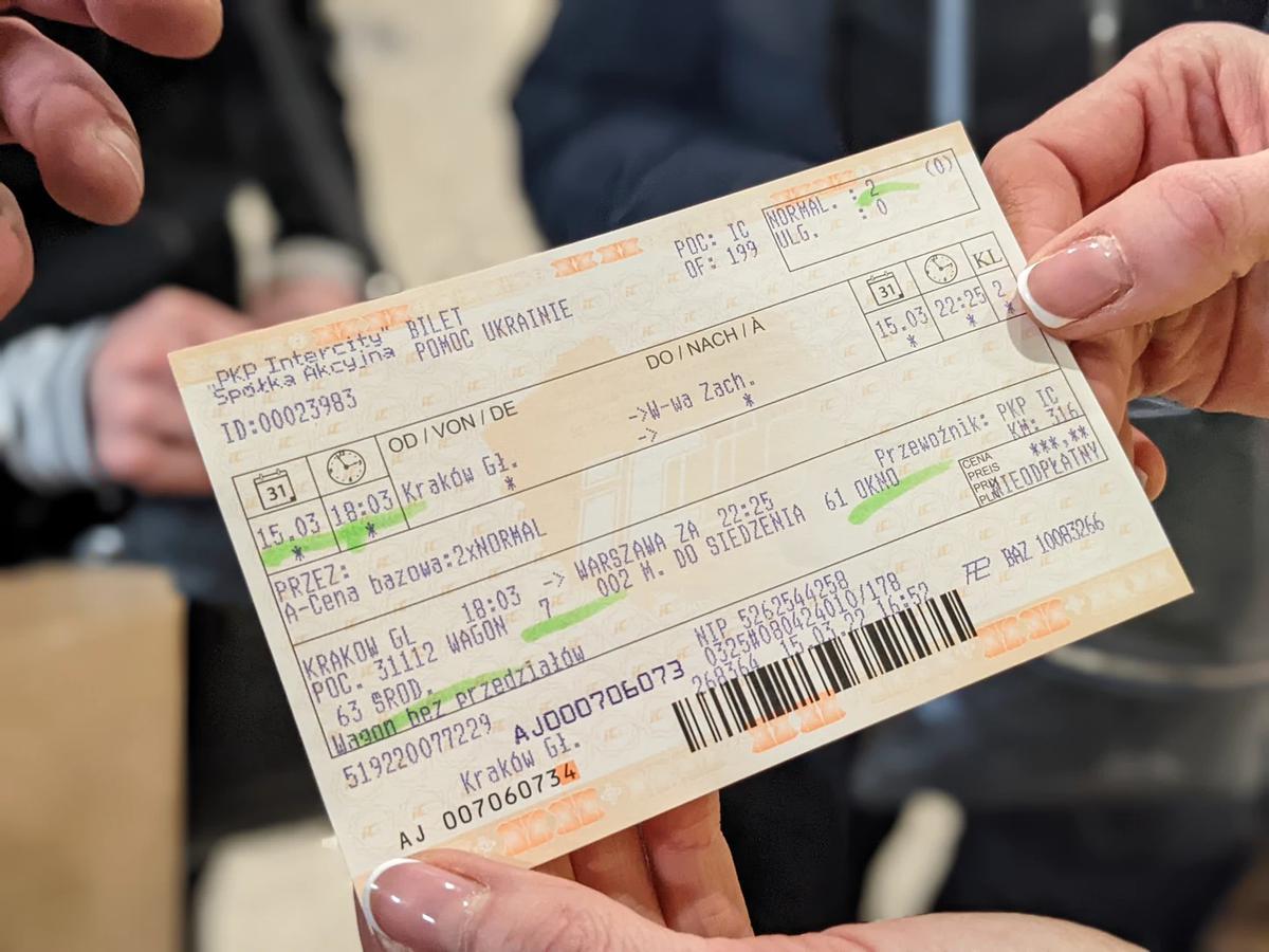 Волонтеры выделяют на билетах важную информацию. Фото: Анна Ефимова