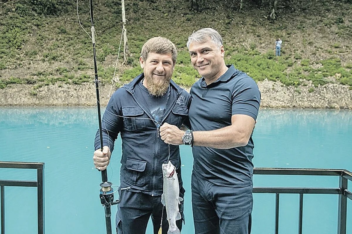 Military leader Alexander Matovnikov with a visibly thinner Kadyrov in 2019. Photo: social media
