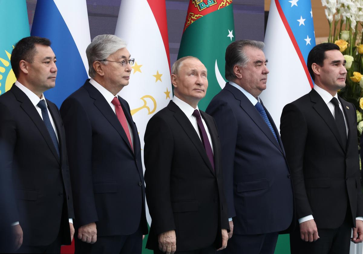 The presidents of Kyrgyzstan, Kazakhstan, Tajikistan and Turkmenistan pose for a picture with Vladimir Putin at a CIS meeting in Astana, Kazakhstan, 14 October 2022. Photo: EPA-EFE/ VALERIY SHARIFULIN / KREMLIN POOL / SPUTNIK