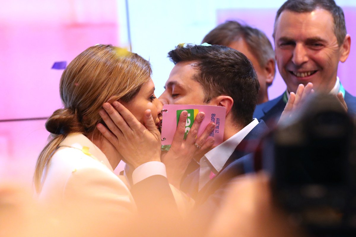 Vladimir Zelensky puth gruan e tij Elena Zelenskaya në një konferencë pas votimit në zgjedhjet presidenciale në Ukrainë, 21 Prill 2019. Foto: Tatiana Zenkovich / EPA-EFE
