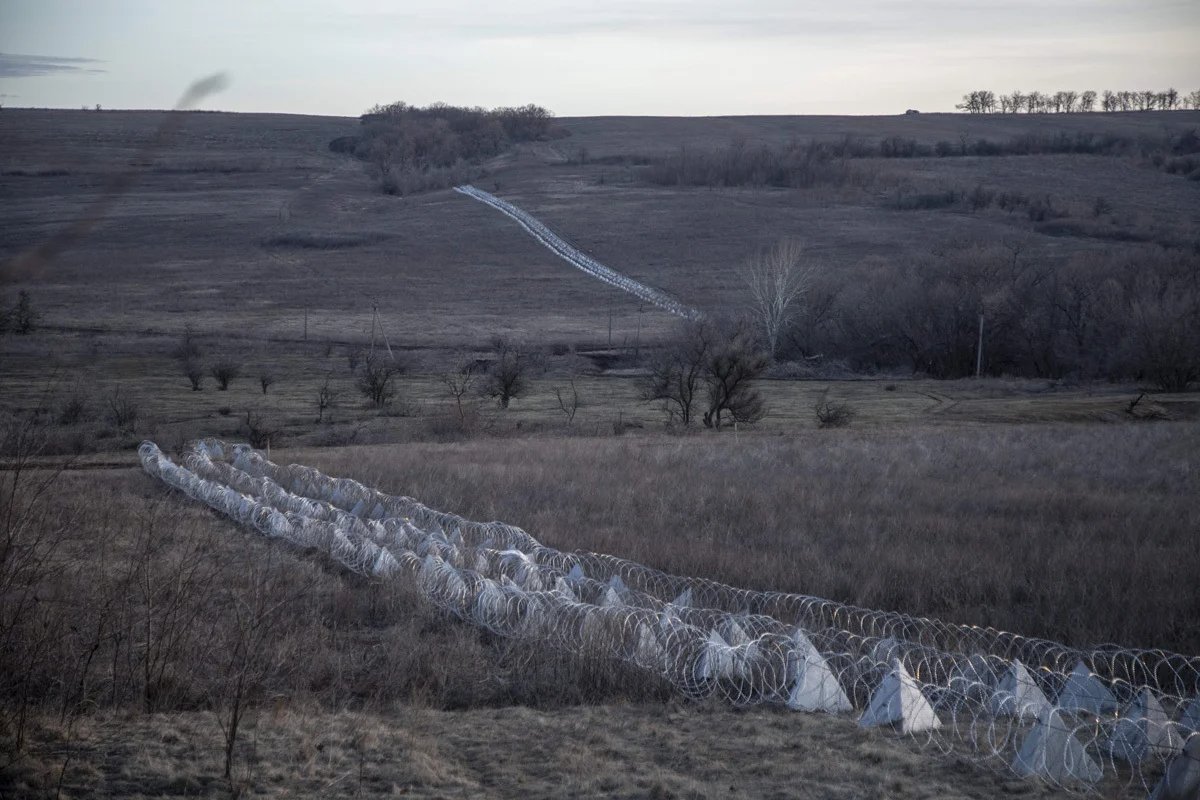 New Ukrainian dragon’s teeth fortifications in fields near Chasiv Yar, on 24 February 2024. Photo: Narciso Contreras / Anadolu / ddp / Vida Press