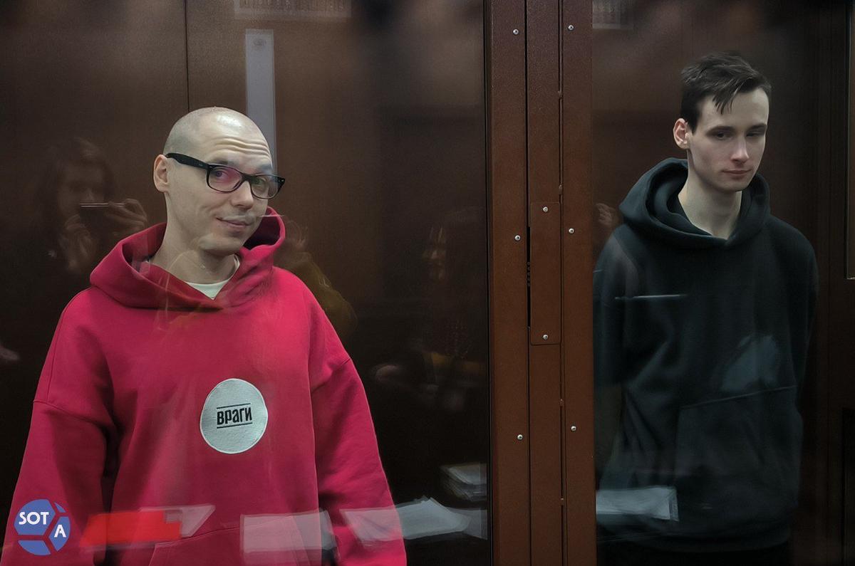 Артем Камардин и Егор Штовба в здании суда. Фото: SOTAVision