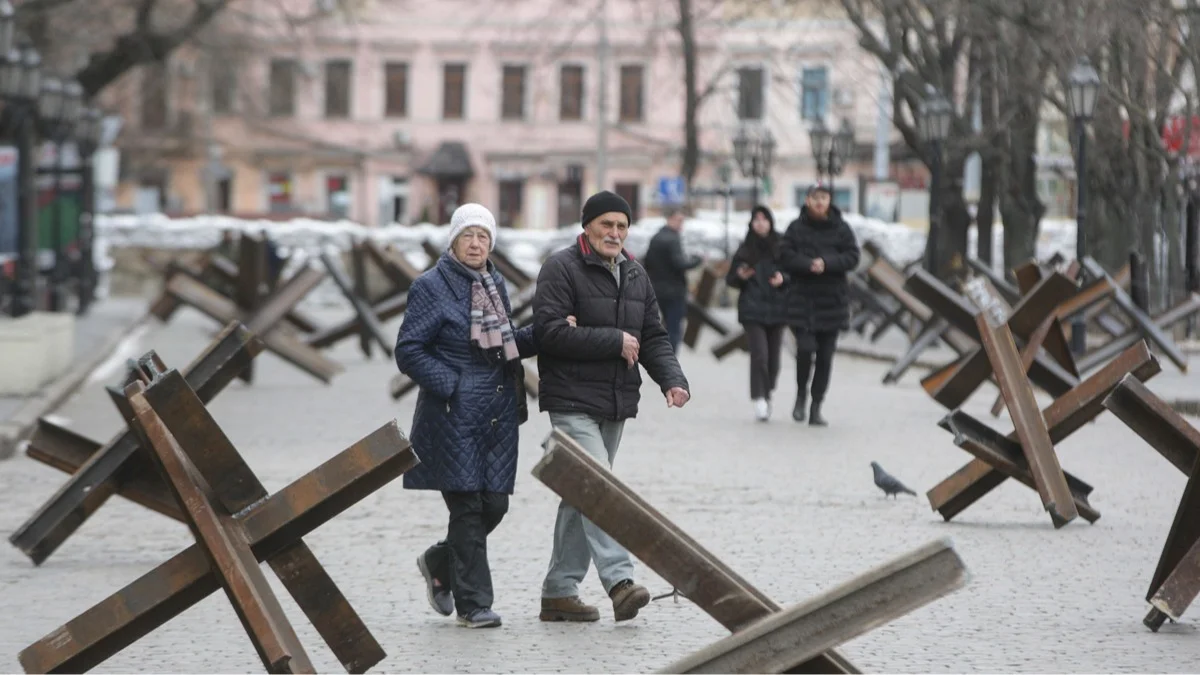 Местные жители между противотанковыми «ежами» в Одессе, Украина, 16 марта 2022 года. Фото: Stepan Franko / EPA