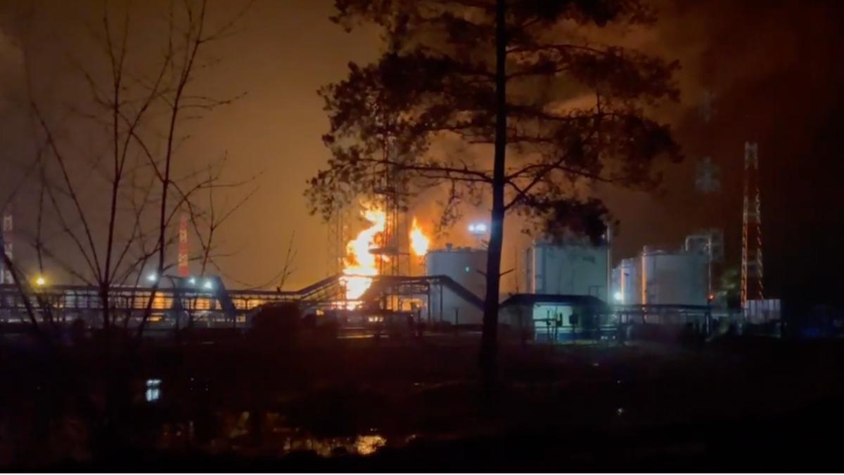 Дорохово пожар. Пожар на нефтебазе в брянске. Брянская нефтебаза. Пожар нефтехранилища. Нефтебаза ночная.