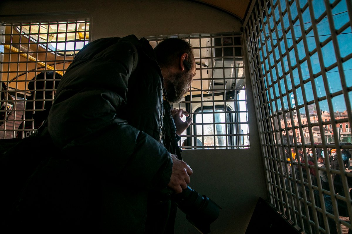 Задержанный фотожурналист в автозаке. Фото: Дмитрий Цыганов