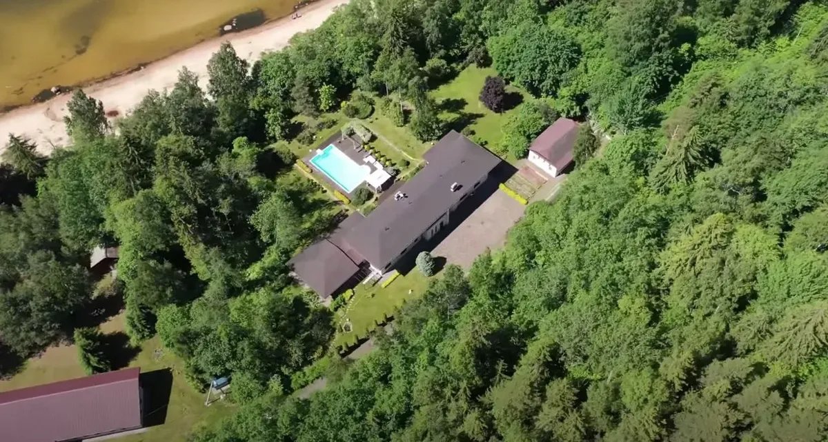 The holiday house of the Turchak family on the Gulf of Finland. Screenshot: Proekt