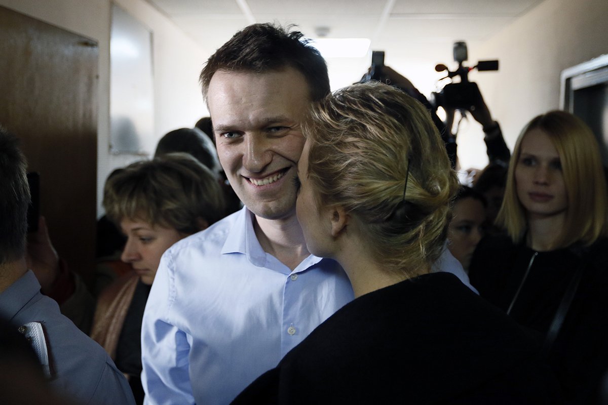 Алексей и Юлия Навальные в ожидании начала судебного заседания в Замоскворецком районном суде, Москва, 24 апреля 2014 года Фото: Юрий Кочетков / EPA