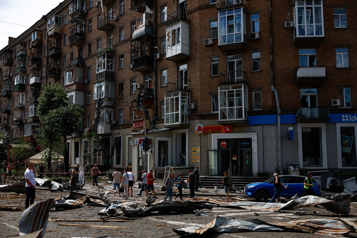 Прохожие возле здания, поврежденного в результате российских ракетных ударов в Киеве, 8 июля 2024 года. Фото: Валентин Огиренко / Reuters / Scanpix / LETA