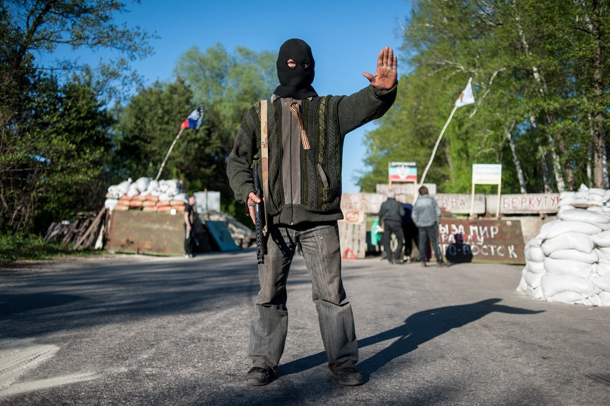 Вооруженный пророссийский демонстрант на контрольно-пропускном пункте возле Красного Лимана в Донецкой области, 24 апреля 2014 года. Фото: Евгений Малолетка / EPA