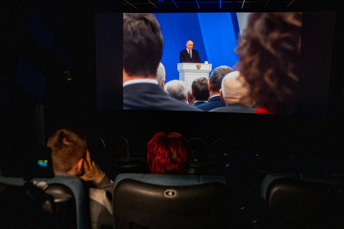 Shfaqja e mesazhit të Presidentit drejtuar Asamblesë Federale në kinemanë Cinema 5 në Shën Petersburg.  Foto: Dmitry Tsyganov, posaçërisht për Novaya Gazeta Europe