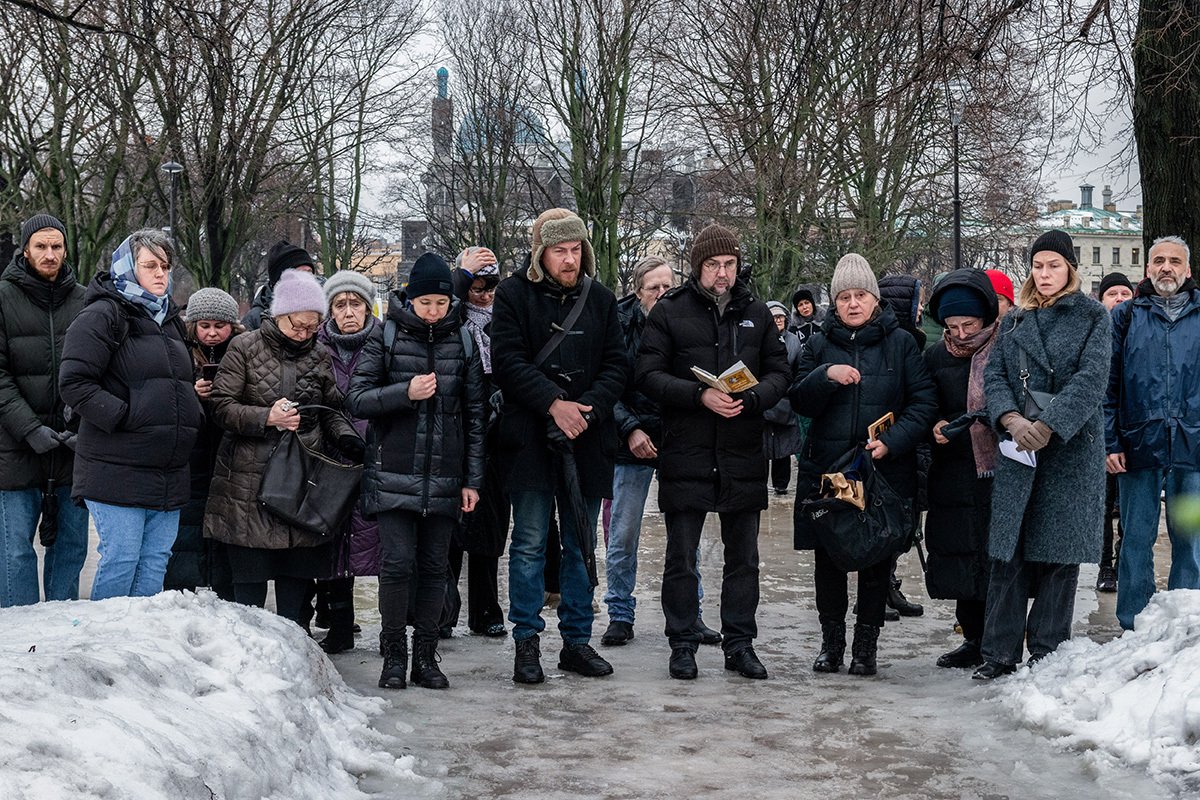 Люди проводят гражданскую панихиду у памятника жертвам политических репрессий, Санкт-Петербург, 17 февраля 2024 года. Фото: Андрей Бок / SOPA Images / LightRocket / Getty Images