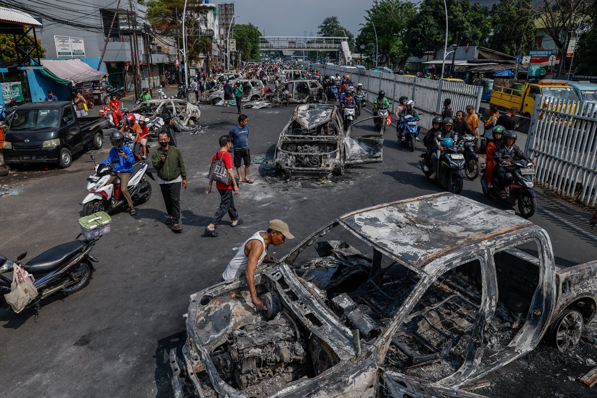 Сгоревшие полицейские машины после протестов в Джакарте, Индонезия, 30 августа 2025 года. Фото: Mast Irham / EPA
