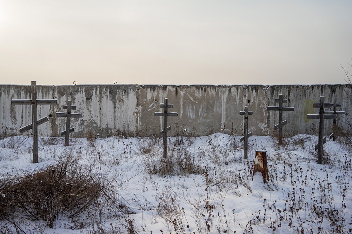 Кладбище в Подсинем, неподалеку от Абакана. Фото: Павел Дмитриев специально для «Новой газеты Балтия»