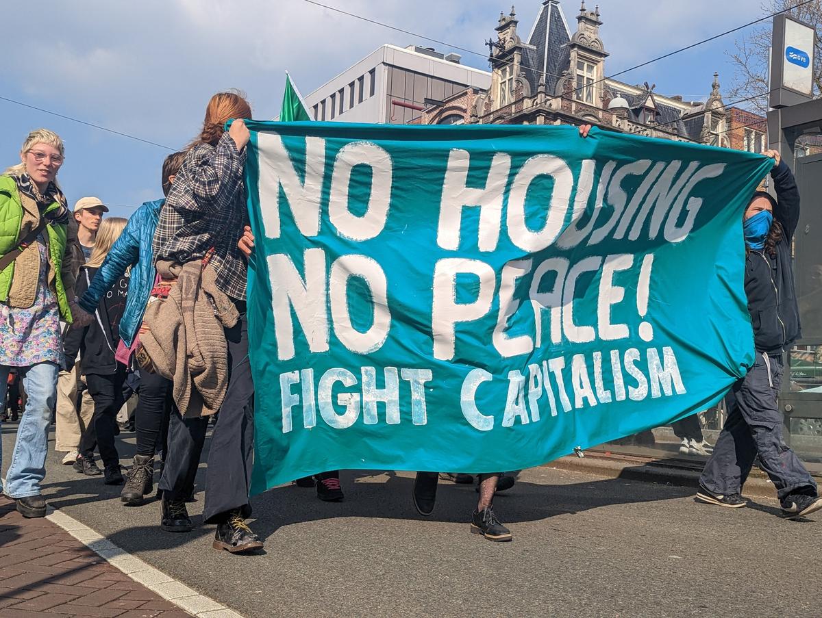 Митинг в Амстердаме 9 апреля. Надпись на плакате: «Не будет жилья — не будет покоя!». Фото: Федор Агапов, специально для «Новой газеты Европа»