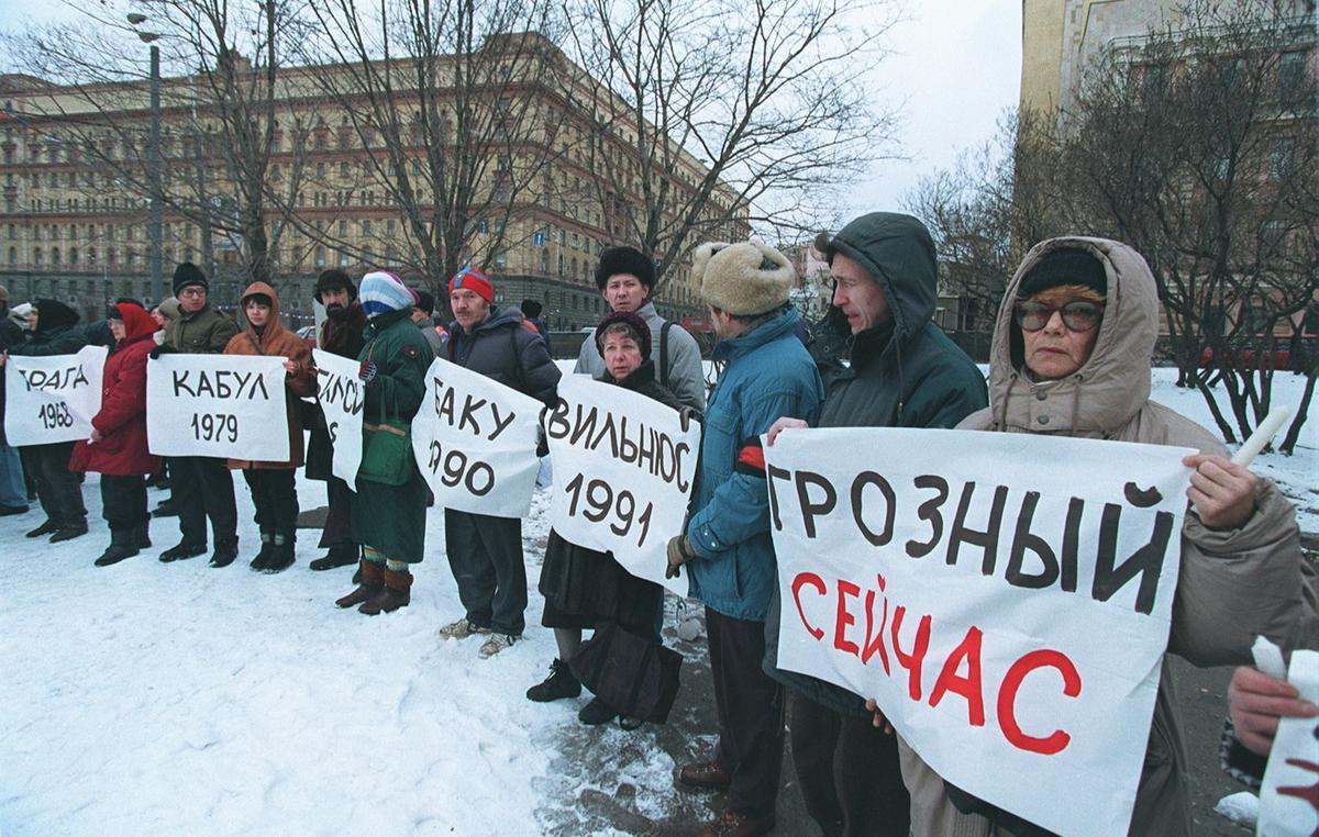 Демонстрация против войны в Чечне, Москва, 1995 год. Фото: Georges DeKeerle / Sygma / Getty Images