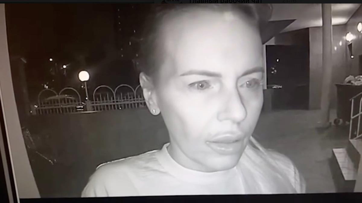 Наталья Вовк на записи камер подъезда Ирины Дугиной. Фото: скрин  видео